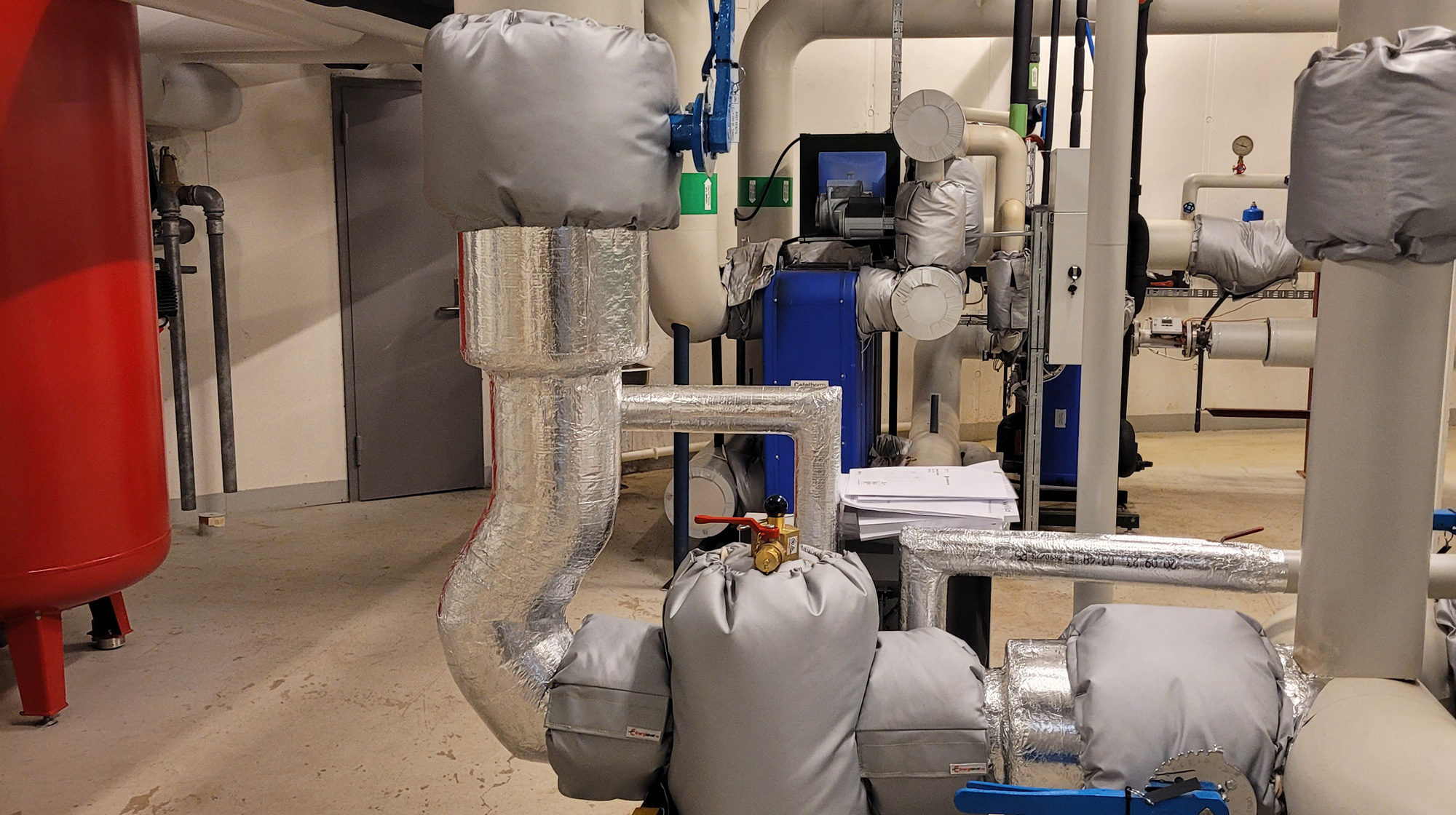 Isolasjonsputene har borrelås for montering med en beregnet levetid på 30 år. Og er konstruert med flere lag av isolasjonsmaterialer. Ytterst er den flammehemmende med sterk overflate. Isolasjonen består av mineralull og innerst et beskyttende lag som forhindrer fuktighet og kjemikalier i å trenge inn i isolasjonsmaterialet.