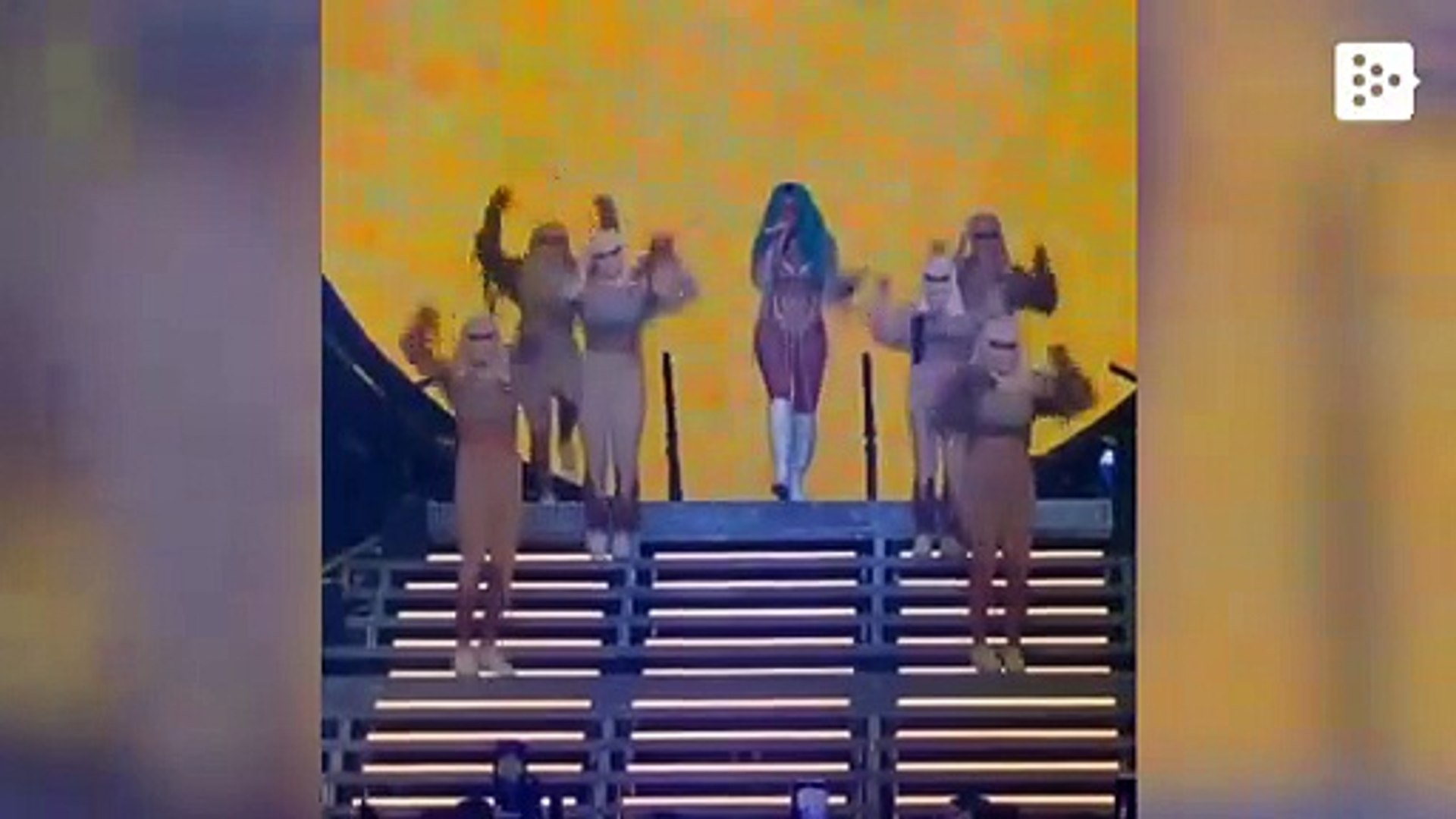 Ampliffy TV in English Singer Karol G falls down the stairs at her