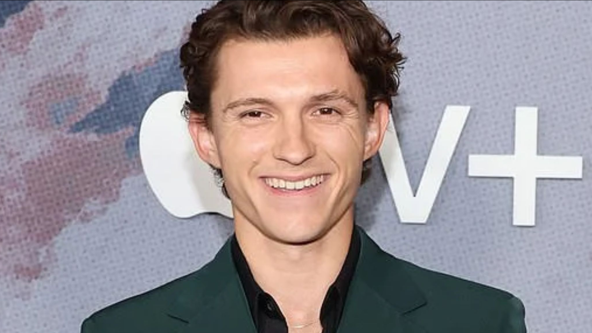 Ampliffy TV in English: Tom Holland wears a green suit at the premiere ...