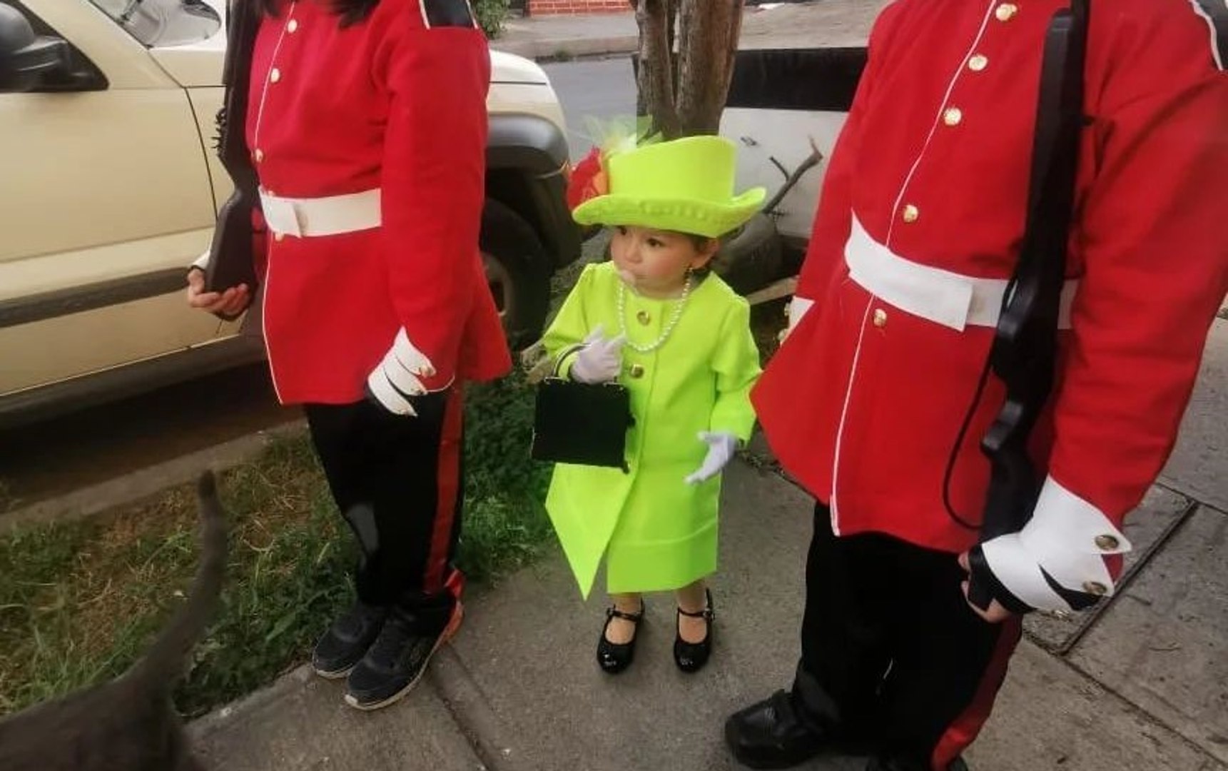 Ampliffy TV in English: A toddler dresses up as Queen Elizabeth II with ...