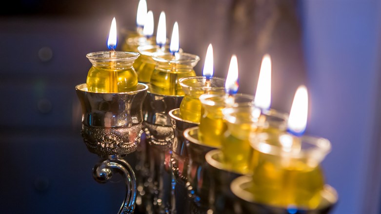 הזדרזו להירשם: שעות אחרונות להעברת שמות לתפילת גדולי ישראל בהדלקת נר חנוכה